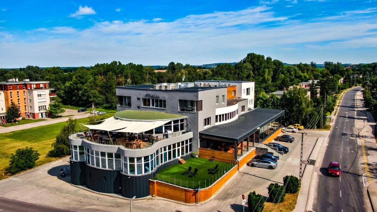 Hotel Kristaly Konferencia & Wellness Ajka Exterior foto