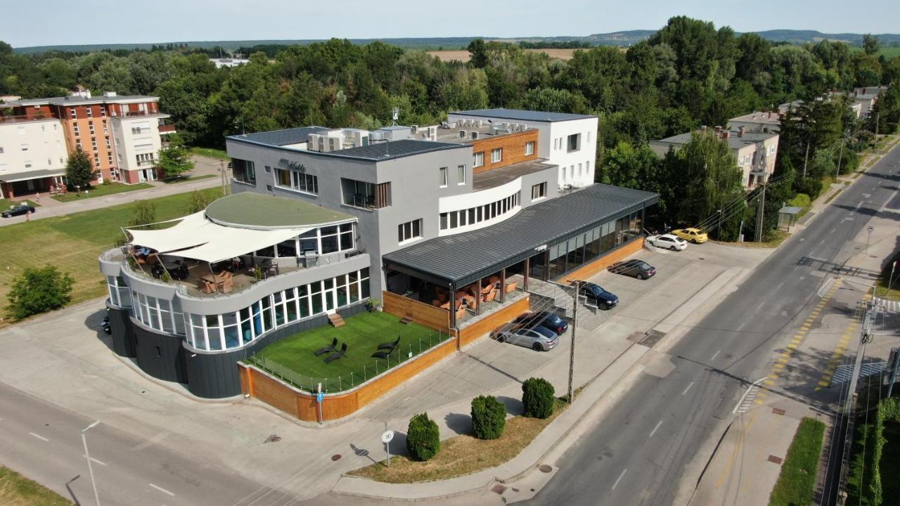 Hotel Kristaly Konferencia & Wellness Ajka Exterior foto